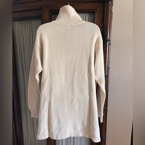 Von Saken Versatile Turtleneck Sweater - Picture 5 of 6